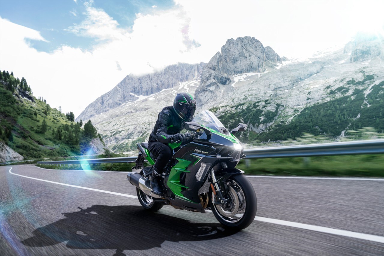 Kawasaki guarda al futuro con elettrico, ibrido e idrogeno